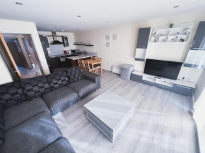 Spacious 2 Bed Flat, Free Parking, Close to town
